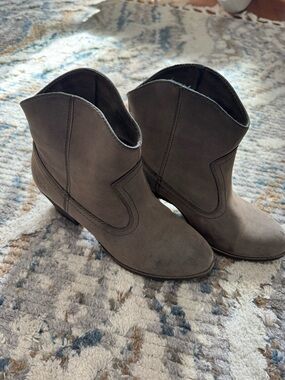 Rocket Dog Gray Suede Ankle Booties Distressed.